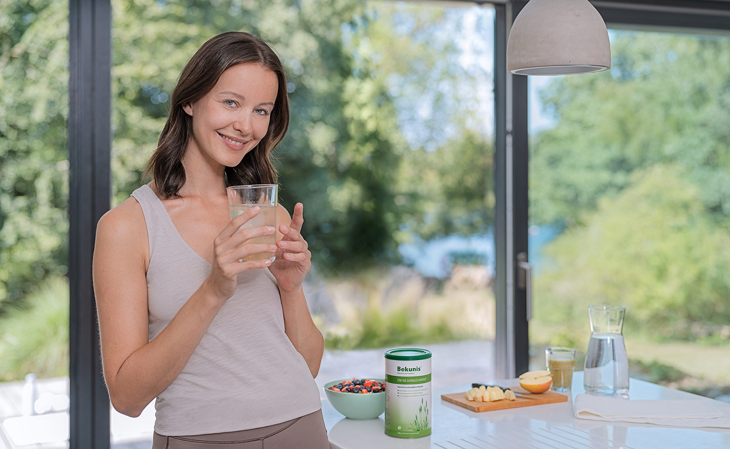 Bekunis Flohsamen-Schalen Darmgesundheit Frau mit Glas