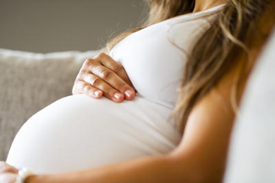 Abführmittel Schwangerschaft Schwangere Frau fasst sich auf ihren Babybauch
