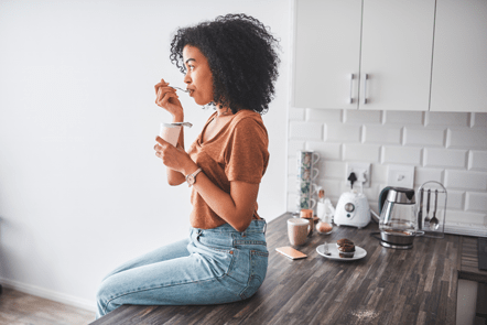 Immunsystem stärken Ernährung Probiotika Frau isst Joghurt