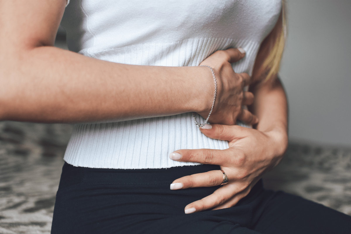 Reizdarm Symptome Frau fasst an ihren Bauch
